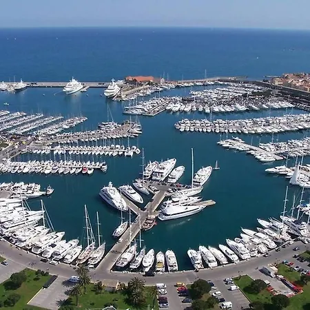 Le Provencal - Center Old 1br Flat With Ac, Wifi 아파트