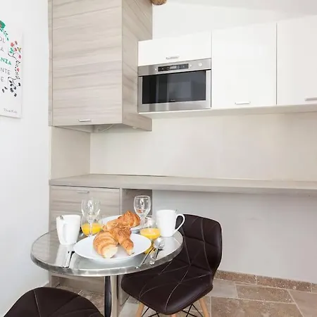 아파트 Le Provencal - Center Old 1br Flat With Ac, Wifi *